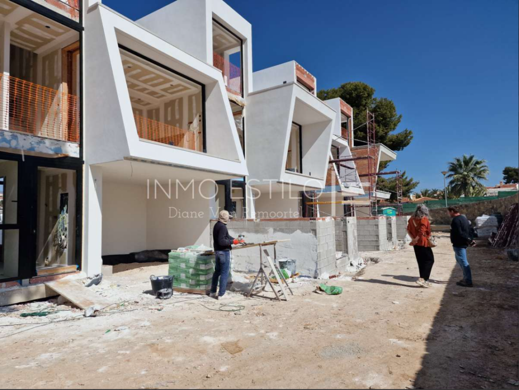Residential under construction: modern luxury terracedhouses, views and proximity to the sea
