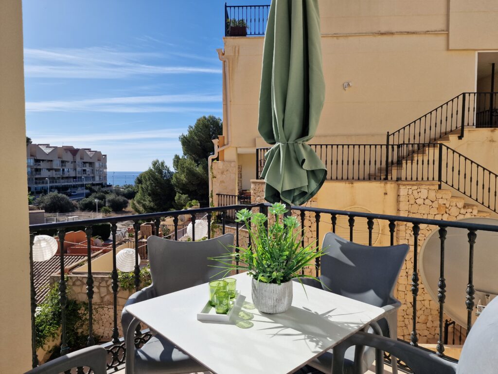 Apartamento en la Cala Manzanera, con vistas al mar y agradables terrazas