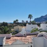 Bonita casa independiente en urbanización con piscina comunitaria