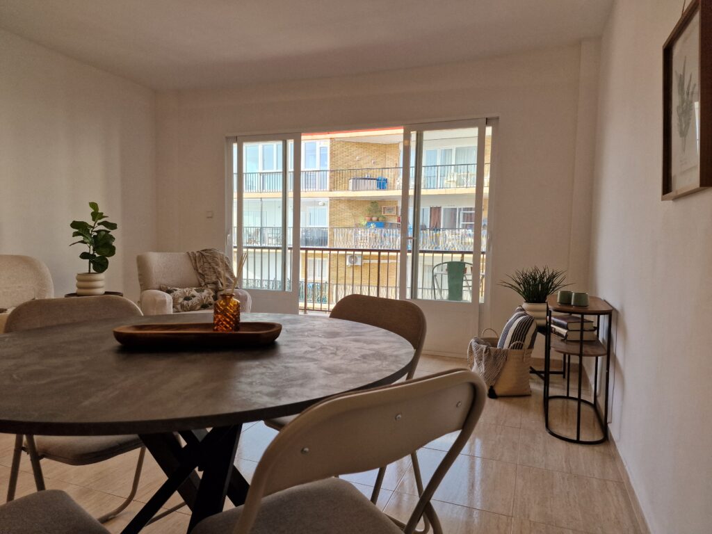 Spacious apartment with sea views, ready to move into