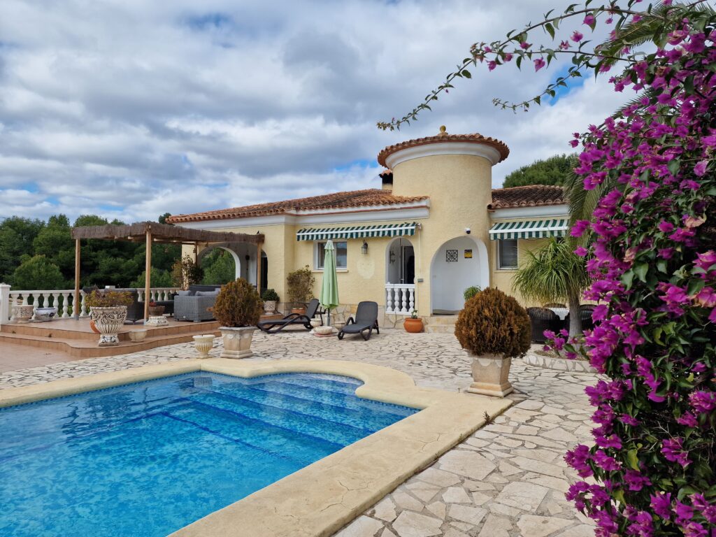 Beautiful villa with 2 apartments and marvellous mountain views