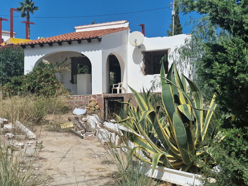 Villa en construction dans un quartier résidentiel, proche de la plage