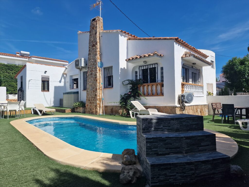 Villa in quiet residential area, only 1.200 metres from the sea