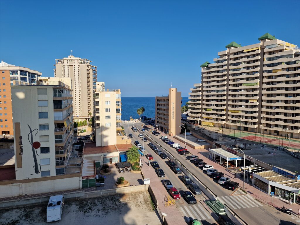 Amplio y luminoso apartamento con terraza y vistas al mar, a 200 metros de la playa