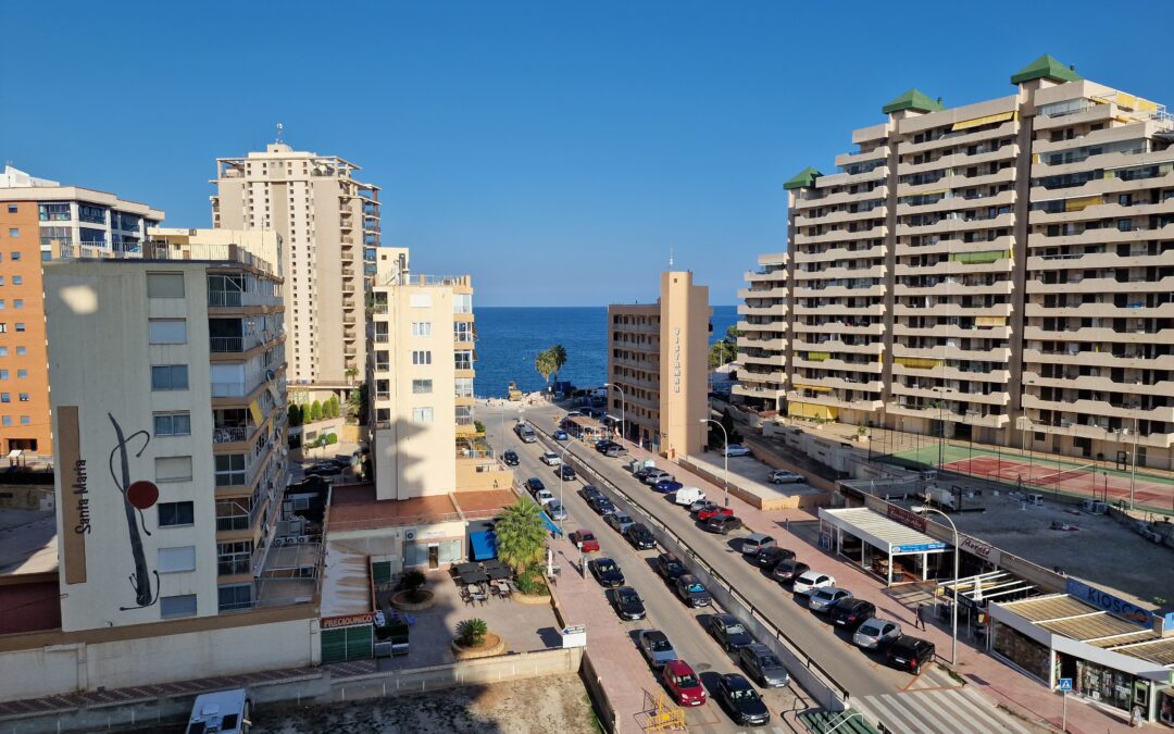 Amplio y luminoso apartamento con terraza y vistas al mar, a 200 metros de la playa