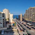 Amplio y luminoso apartamento con terraza y vistas al mar, a 200 metros de la playa