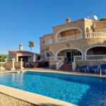 Gran villa con piscina, vistas al Peñón y excelente ubicación.