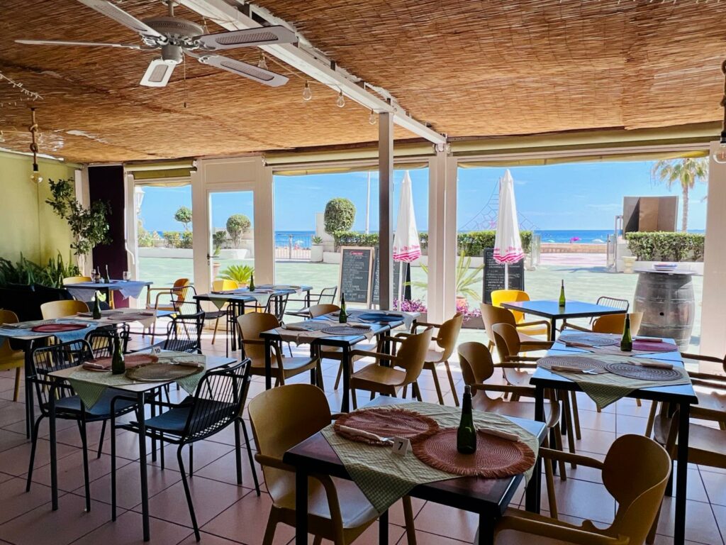 Restaurant aan de eerste lijn van het Arenal strand