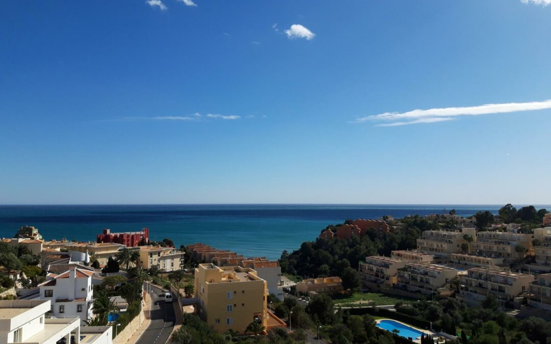 Appartment with sea views, 3 bedrooms, 2 garage spaces and 2 storerooms