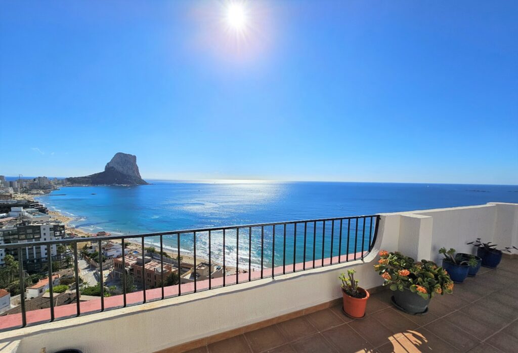 Ático con vistas panorámicas al mar y al Peñón de Ifach